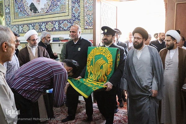 غبارروبی آستان علی‌بن مهزیار اهوازی