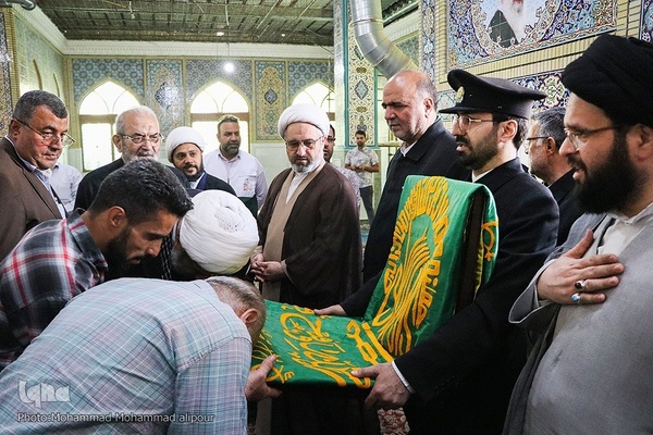 غبارروبی آستان علی‌بن مهزیار اهوازی