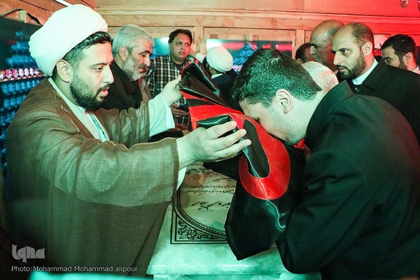 غبارروبی آستان علی‌بن مهزیار اهوازی