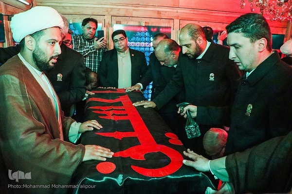 غبارروبی آستان علی‌بن مهزیار اهوازی