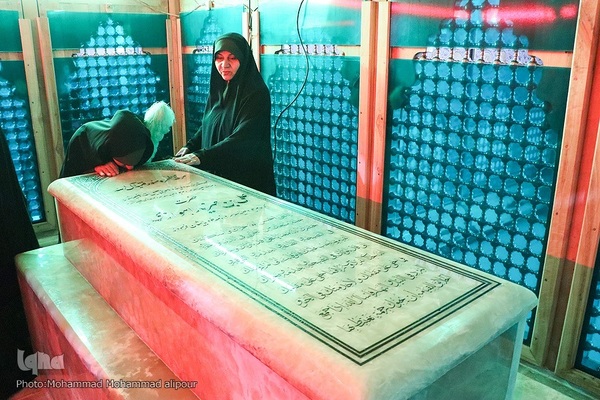 غبارروبی آستان علی‌بن مهزیار اهوازی