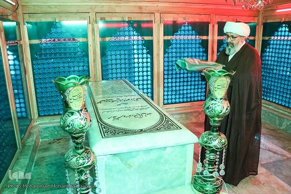 غبارروبی آستان علی‌بن مهزیار اهوازی