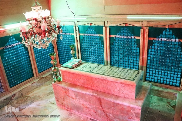 غبارروبی آستان علی‌بن مهزیار اهوازی