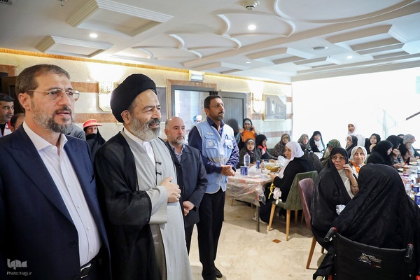 دیدار صمیمی سرپرست حجاج ایرانی با زائران کشورمان درمدینه منوره