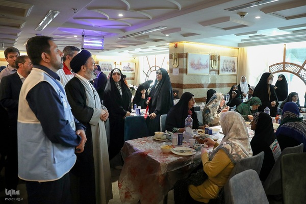 دیدار صمیمی سرپرست حجاج ایرانی با زائران کشورمان درمدینه منوره