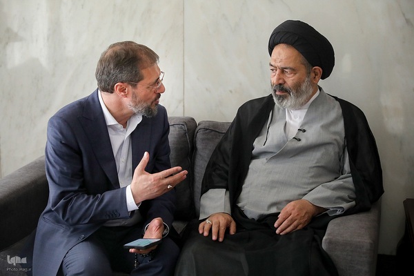 دیدار صمیمی سرپرست حجاج ایرانی با زائران کشورمان درمدینه منوره