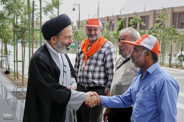 دیدار صمیمی سرپرست حجاج ایرانی با زائران کشورمان درمدینه منوره