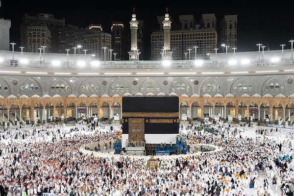 پرده خانه خدا بالا کشیده شد