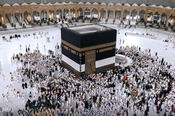 پرده خانه خدا بالا کشیده شد