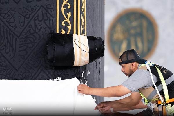 پرده خانه خدا بالا کشیده شد