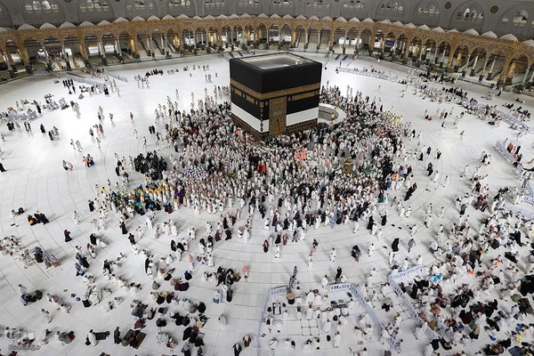 پرده خانه خدا بالا کشیده شد