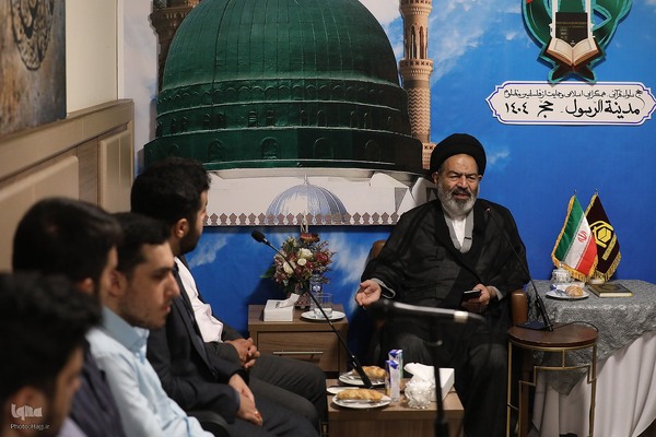 دیدار قاریان گروه نور حج تمتع ۱۴۰۴ با نماینده ولی فقیه در امور حج و زیارت