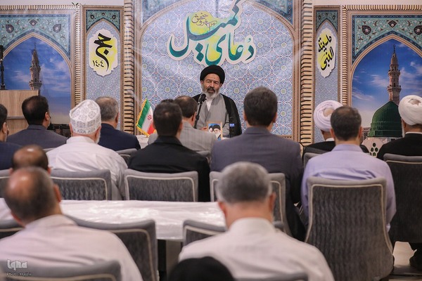 کمیل با شکوه زائران ایرانی در کنار حرم نبوی(ص)