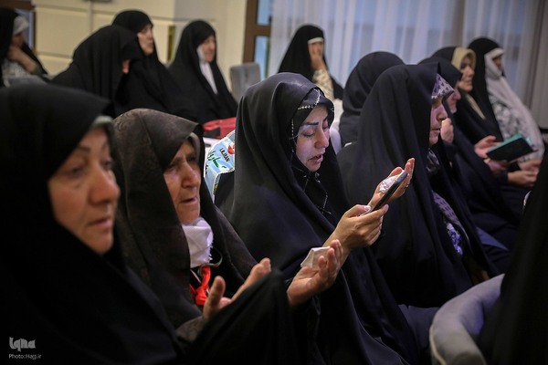 کمیل با شکوه زائران ایرانی در کنار حرم نبوی(ص)