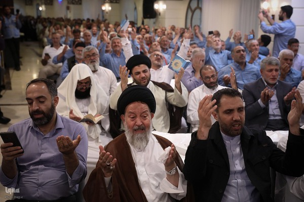 کمیل با شکوه زائران ایرانی در کنار حرم نبوی(ص)