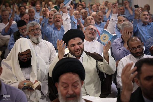 کمیل با شکوه زائران ایرانی در کنار حرم نبوی(ص)