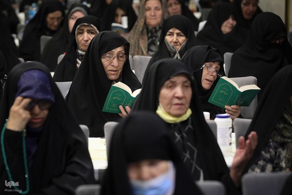 کمیل با شکوه زائران ایرانی در کنار حرم نبوی(ص)