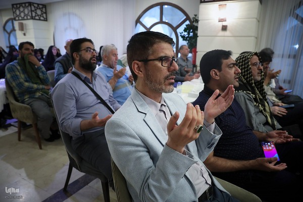 کمیل با شکوه زائران ایرانی در کنار حرم نبوی(ص)