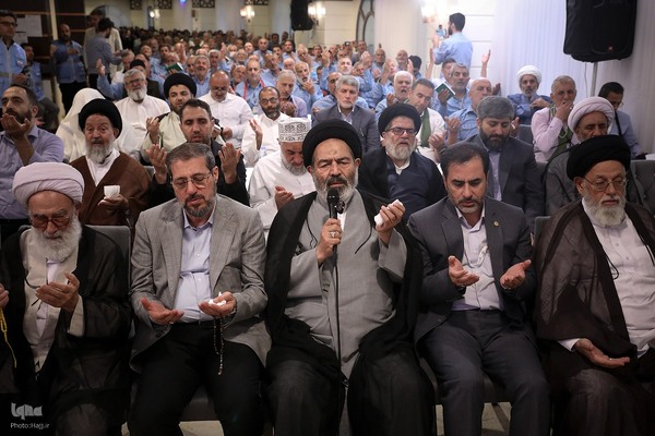 کمیل با شکوه زائران ایرانی در کنار حرم نبوی(ص)