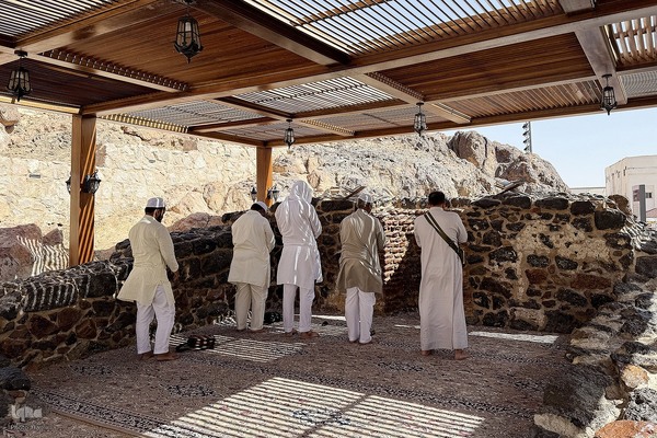 مسجد الفسخ و شکاف کوه اُحد؛ دو یادگار از نبرد احد