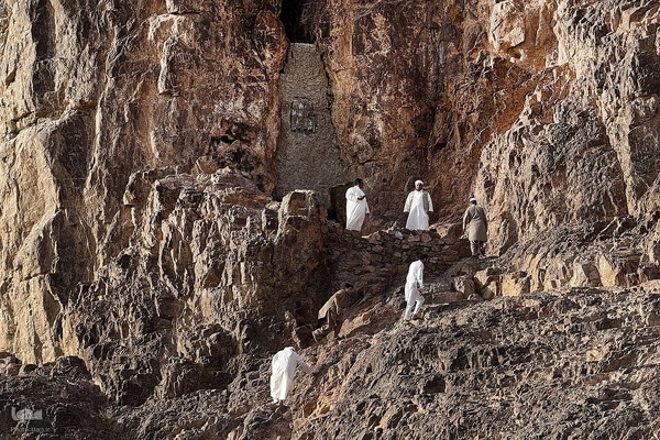 مسجد الفسخ و شکاف کوه اُحد؛ دو یادگار از نبرد احد