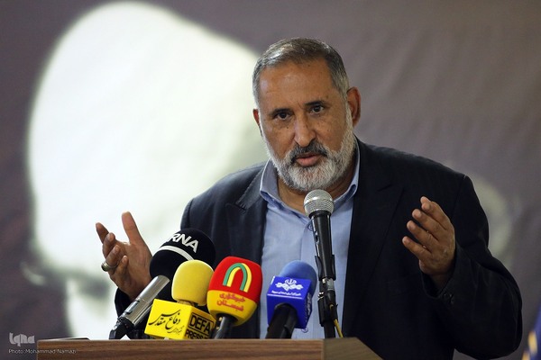 علیرضا قزوه در مراسم شعرخوانی آئینی به‌مناسبت رحلت امام خمینی (ره)