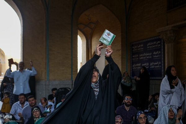 اجتماع پرشور دلدادگان حسینی در حرم عبدالعظیم (ع)؛ طنین دعای عرفه در قبله تهران