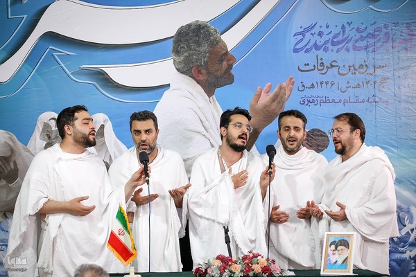 دعای عرفه زائران ایرانی در صحرای عرفات