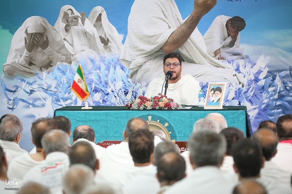 دعای عرفه زائران ایرانی در صحرای عرفات