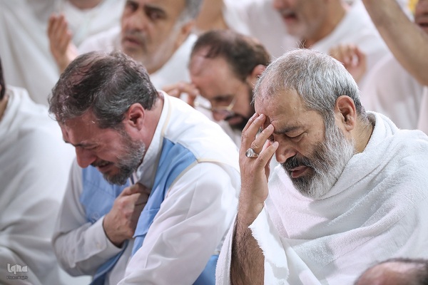 دعای عرفه زائران ایرانی در صحرای عرفات