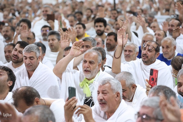 دعای عرفه زائران ایرانی در صحرای عرفات