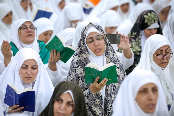 دعای عرفه زائران ایرانی در صحرای عرفات