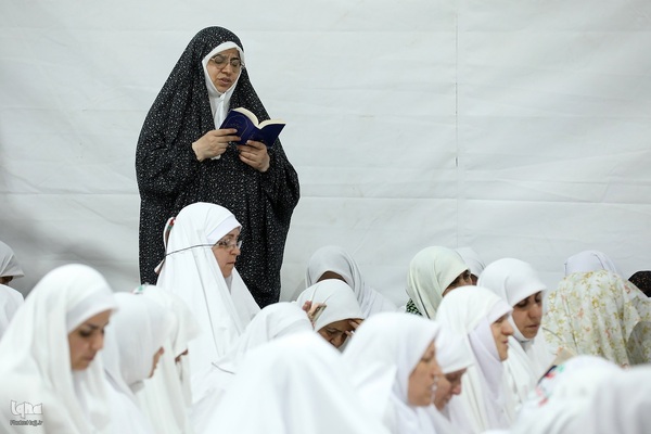 دعای عرفه زائران ایرانی در صحرای عرفات