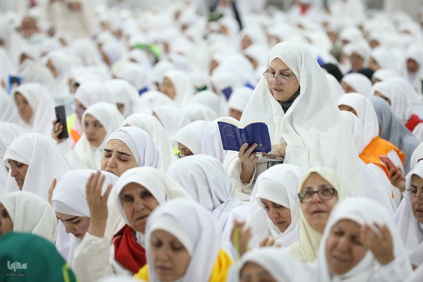 دعای عرفه زائران ایرانی در صحرای عرفات