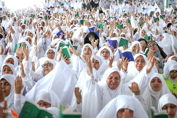 دعای عرفه زائران ایرانی در صحرای عرفات