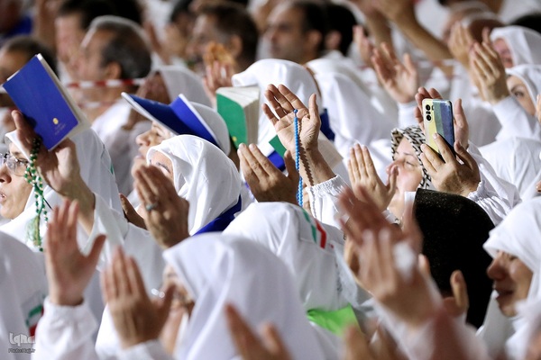 دعای عرفه زائران ایرانی در صحرای عرفات