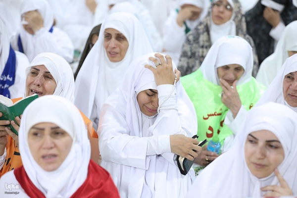 دعای عرفه زائران ایرانی در صحرای عرفات