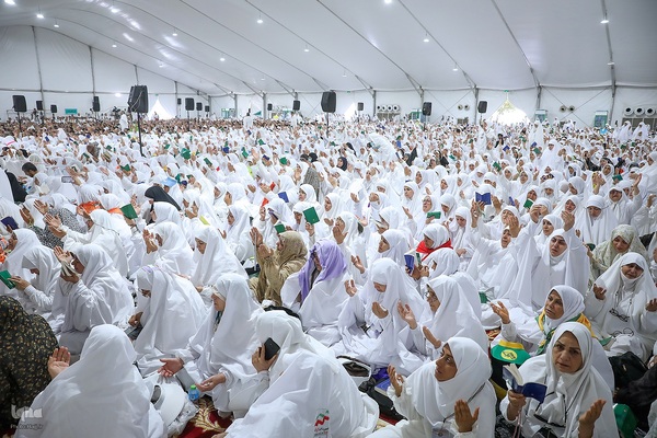 دعای عرفه زائران ایرانی در صحرای عرفات