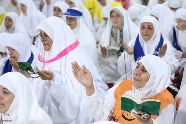 دعای عرفه زائران ایرانی در صحرای عرفات