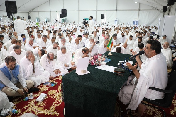 دعای عرفه زائران ایرانی در صحرای عرفات