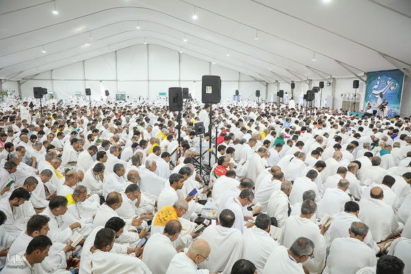 دعای عرفه زائران ایرانی در صحرای عرفات