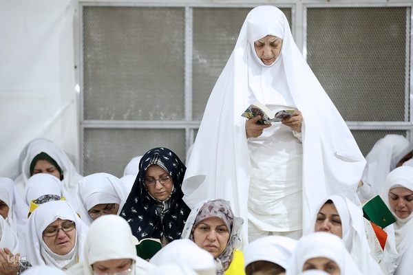 دعای عرفه زائران ایرانی در صحرای عرفات