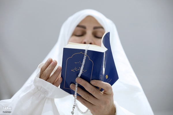 دعای عرفه زائران ایرانی در صحرای عرفات