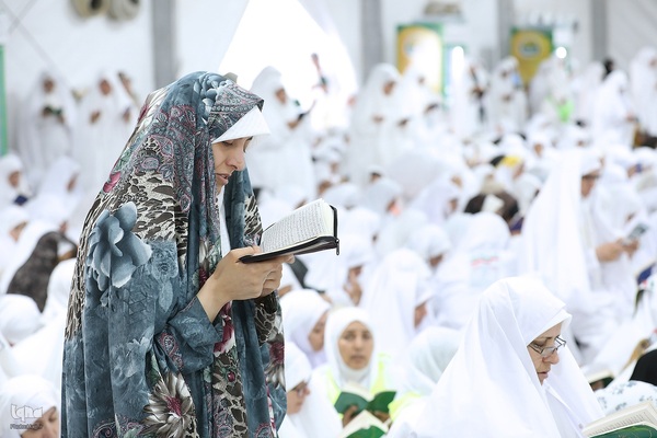 دعای عرفه زائران ایرانی در صحرای عرفات