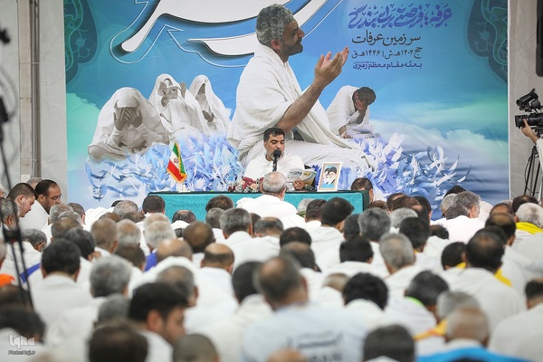 دعای عرفه زائران ایرانی در صحرای عرفات