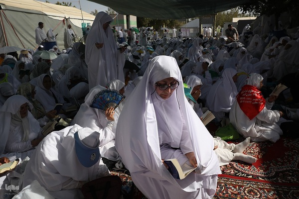 دعای عرفه زائران ایرانی در صحرای عرفات