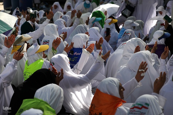 دعای عرفه زائران ایرانی در صحرای عرفات