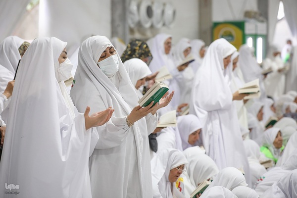 دعای عرفه زائران ایرانی در صحرای عرفات