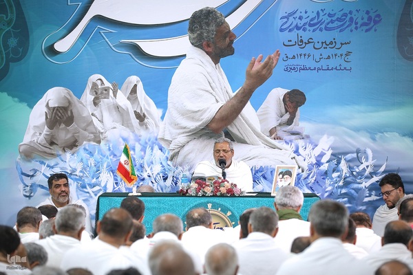 دعای عرفه زائران ایرانی در صحرای عرفات