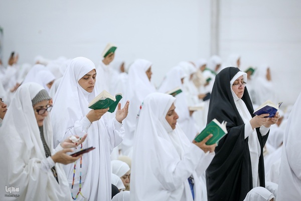 دعای عرفه زائران ایرانی در صحرای عرفات